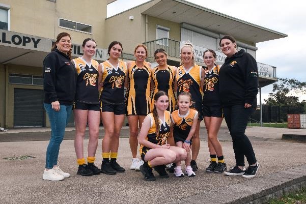 womens-football-and-netball-at-Jubilee-Park